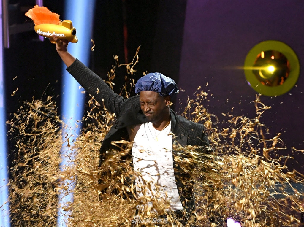 韦德获儿童运动选择奖传奇奖 秒变金人