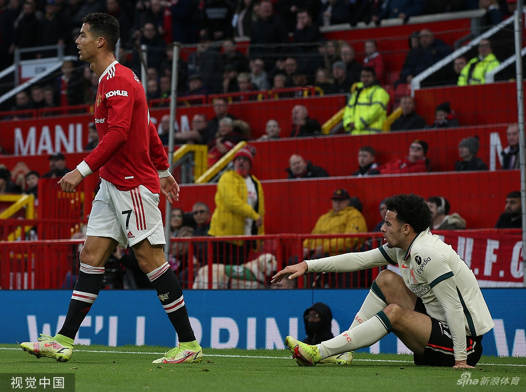 失去理智!C罗三脚踢人泄愤吃黄牌