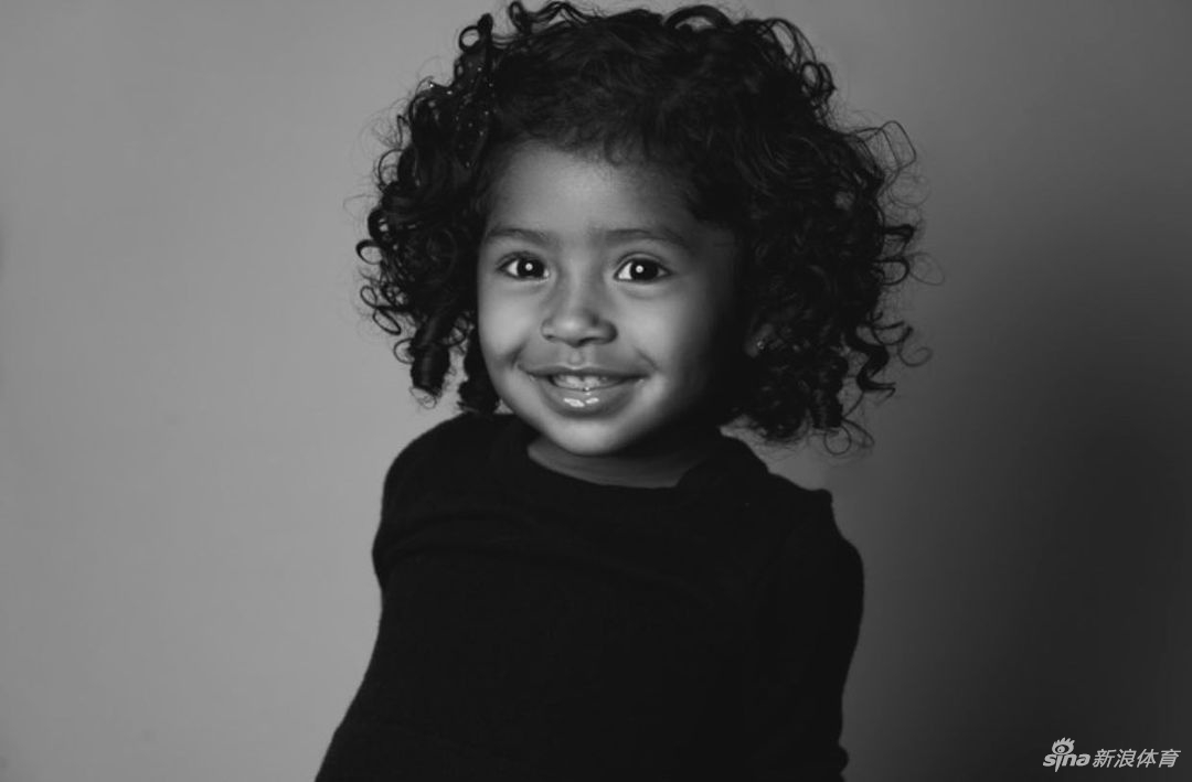 科比遗孀瓦妮莎带仨女儿拍全家福