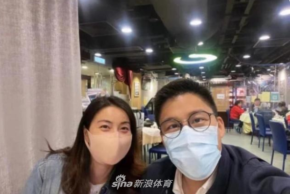 霍启刚郭晶晶挎编织袋出门 穿着朴素超接地气