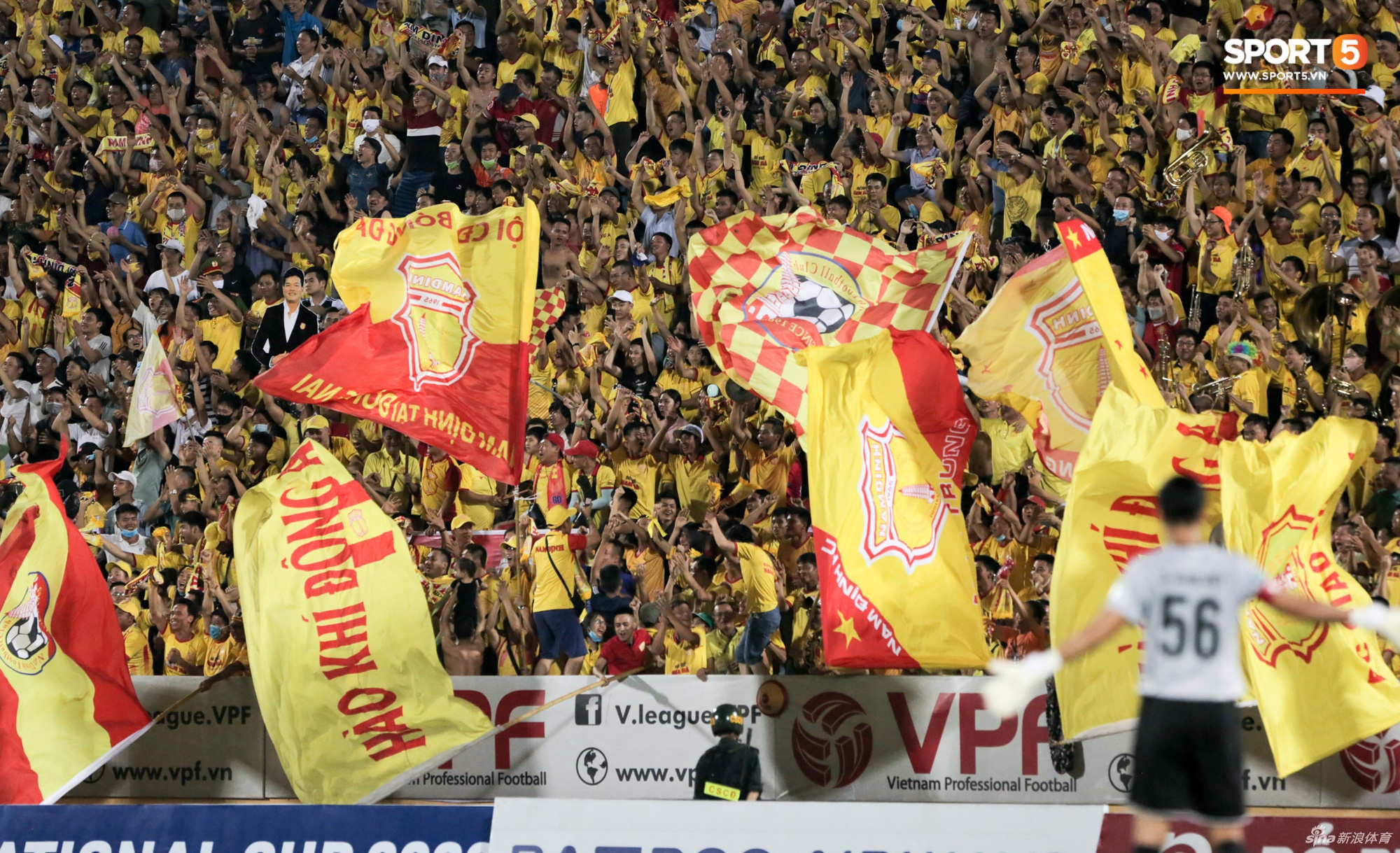越南足球联赛重启允许球迷回归 戴口罩者寥寥无几