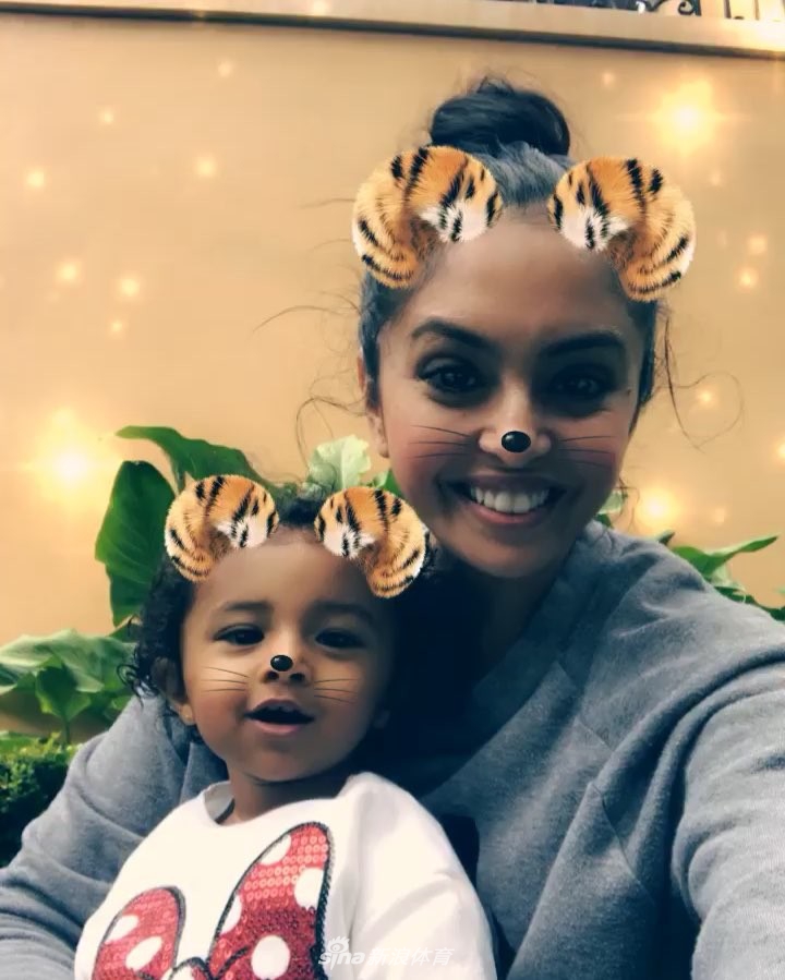 科比爱妻迷上美颜相机 疯狂自拍