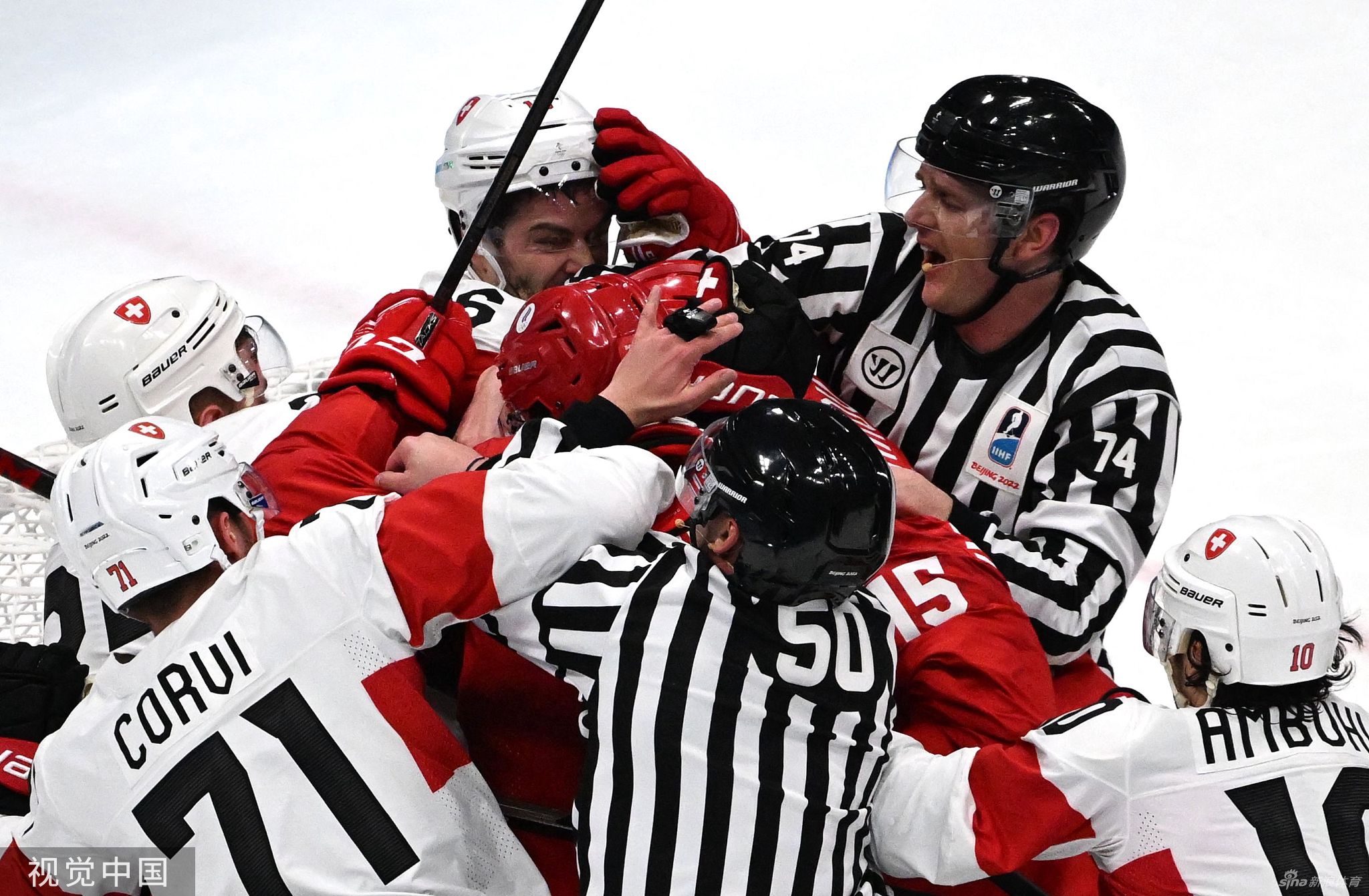 男冰揭幕战俄瑞爆发冲突 多人混战裁判都挨揍
