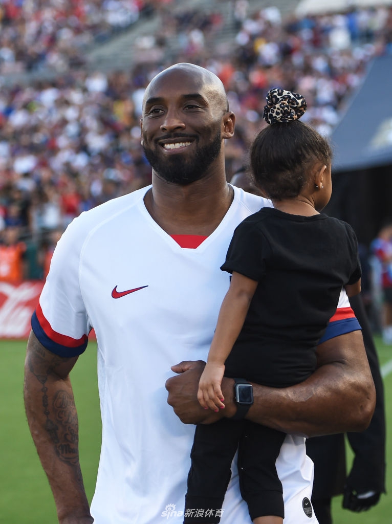 科比带全家看美国女足比赛 三个女儿谁更像爹