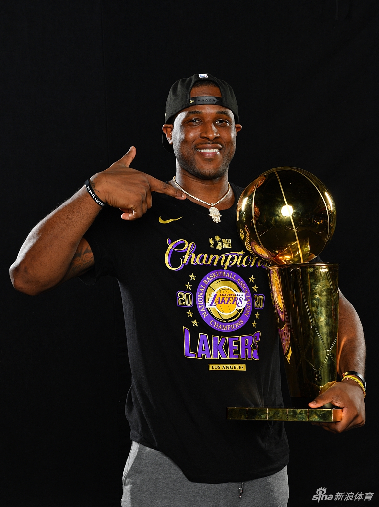 湖人拍摄总冠军写真 詹姆斯圆梦第四冠
