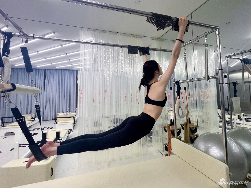 女星周洁琼晒高难度健身美照 穿瑜伽裤秀好身材