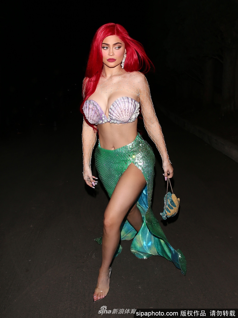 詹娜小妹凯莉火辣造型出街 NBA球星看了都把持不住