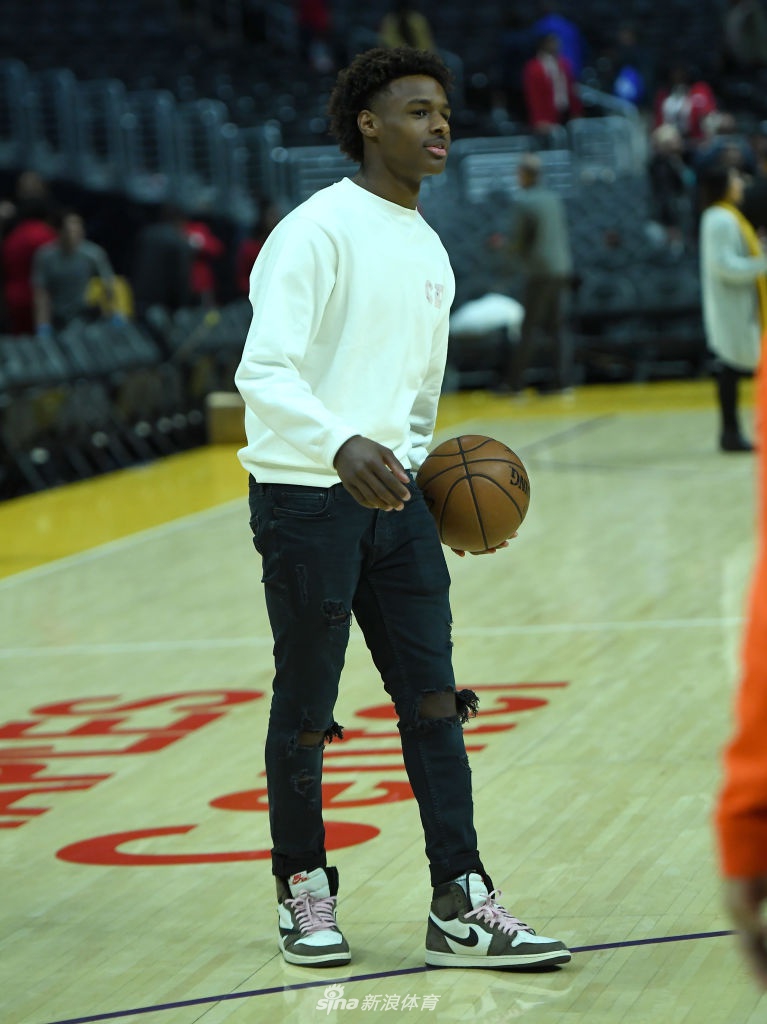 詹姆斯儿子布朗尼赛后玩扣篮 等不及加盟NBA了？