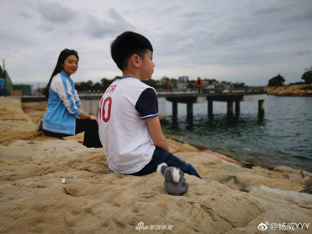 杨威晒一家三口悉尼游玩照 打卡恋情旧地