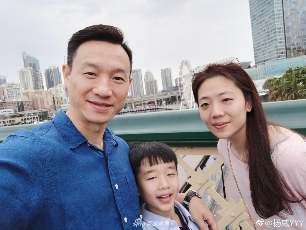 杨威晒一家三口悉尼游玩照 打卡恋情旧地