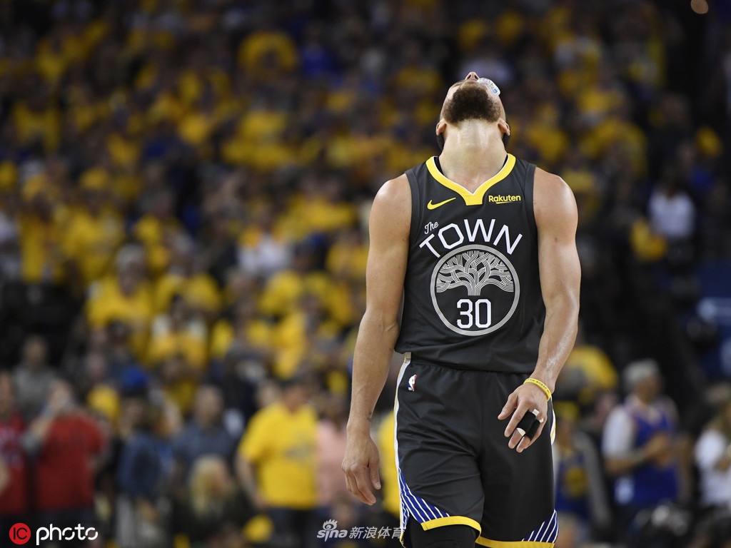 三连冠梦碎!苦涩!库里在自己主场目送对手夺冠