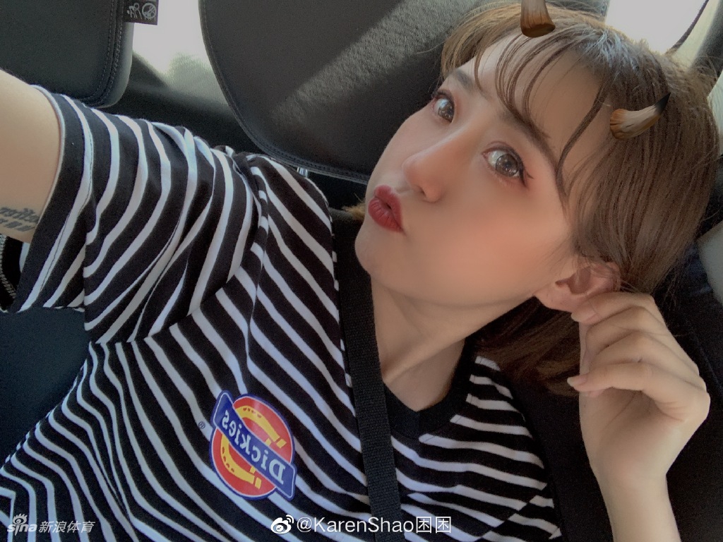 卡哇伊女球迷长腿令人瞩目 在高跟与球鞋间切换