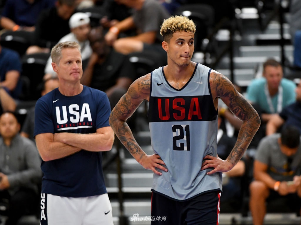 美国男篮训练库兹马成焦点 德罗赞+追梦场边打气