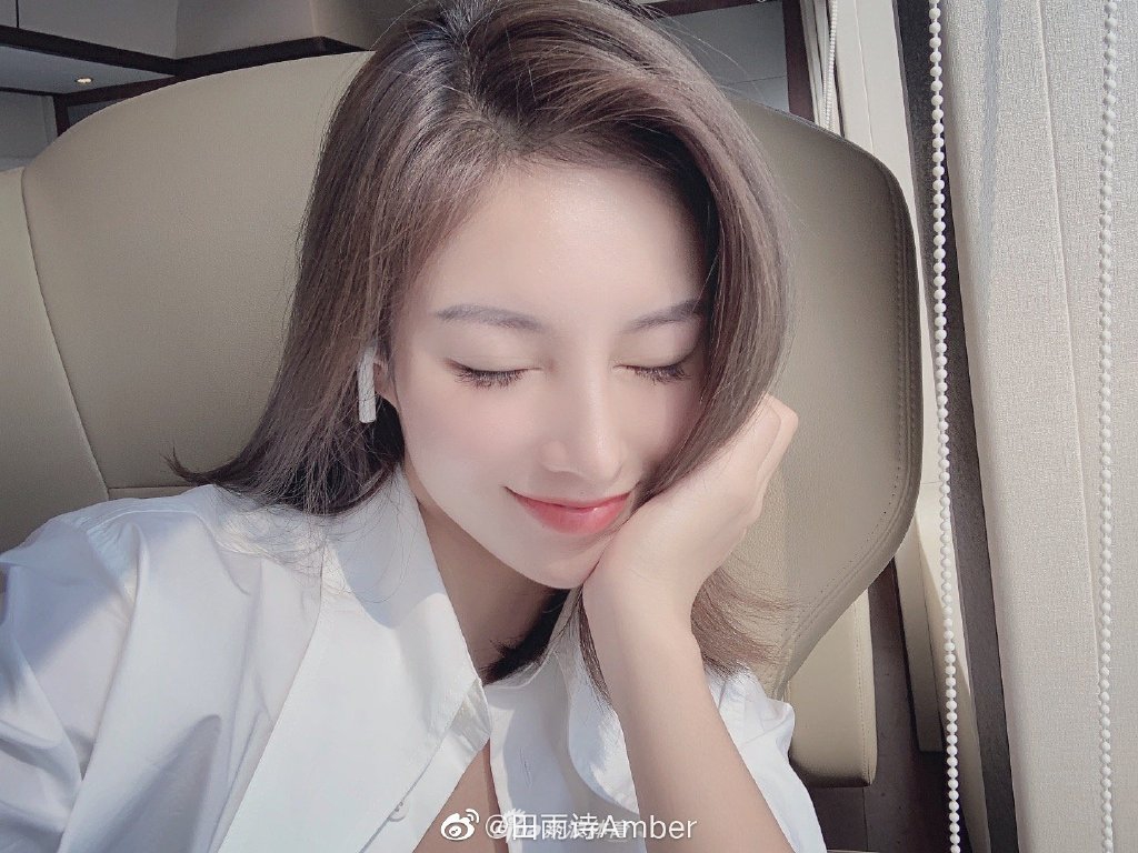 网红健身美女秀出细腿翘臀 想和她一起练吗?