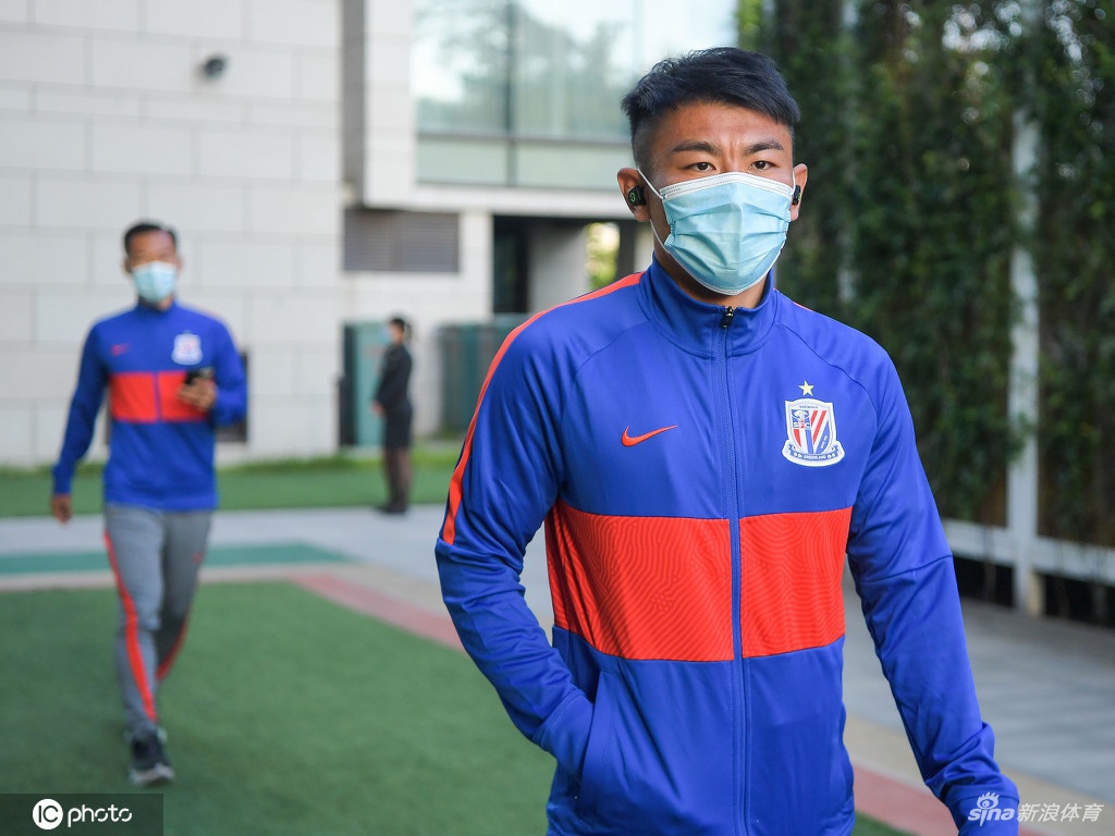 上海申花抵达苏州赛区 首轮将大战国安