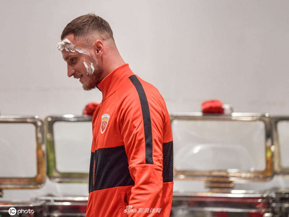 上海海港为阿瑙托维奇举办生日会 寿星惨遭蛋糕糊脸