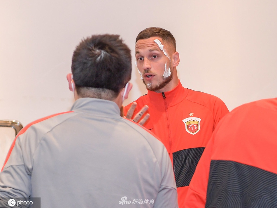 上海海港为阿瑙托维奇举办生日会 寿星惨遭蛋糕糊脸