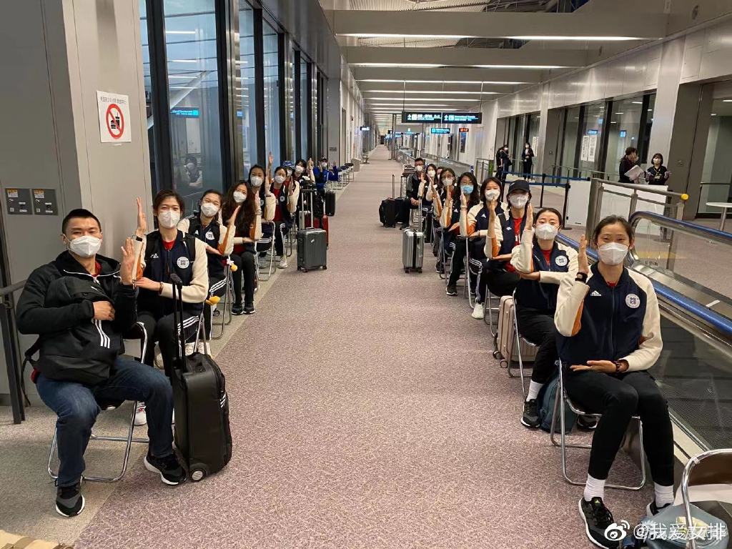 中国女排抵达日本参加测试赛 五一过招日本女排