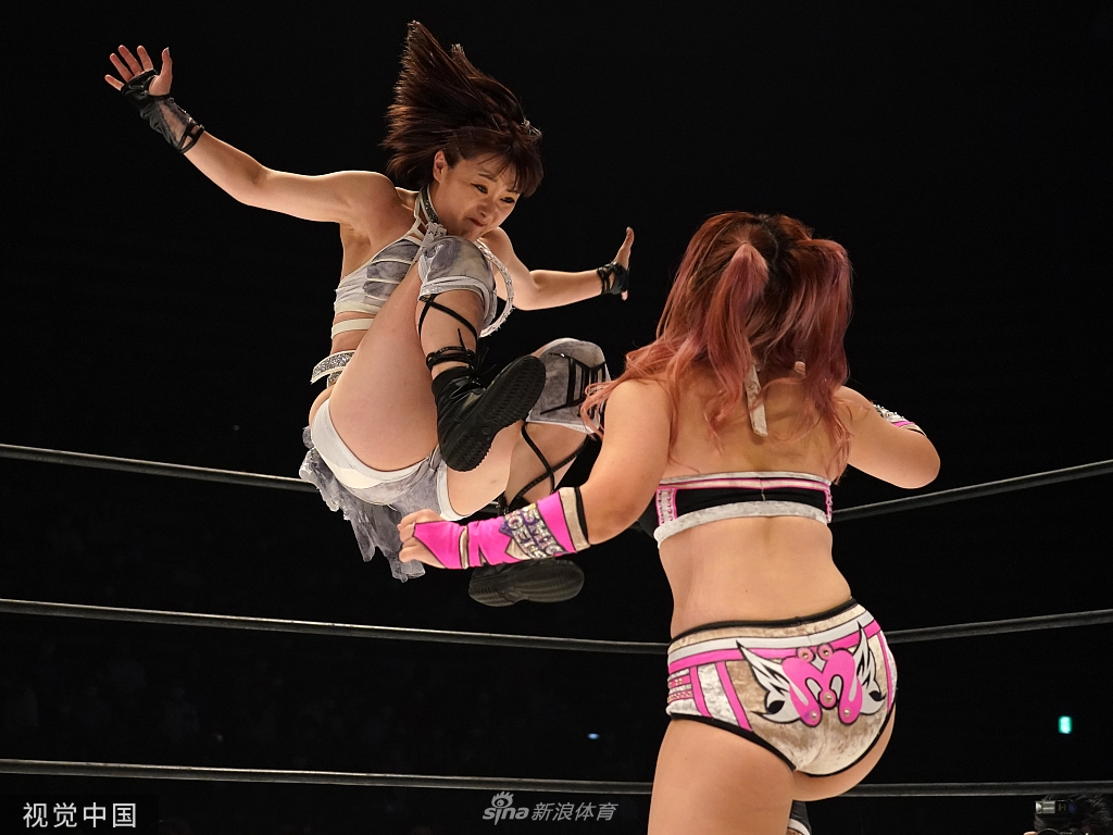 日本举行女子明星摔跤大赛