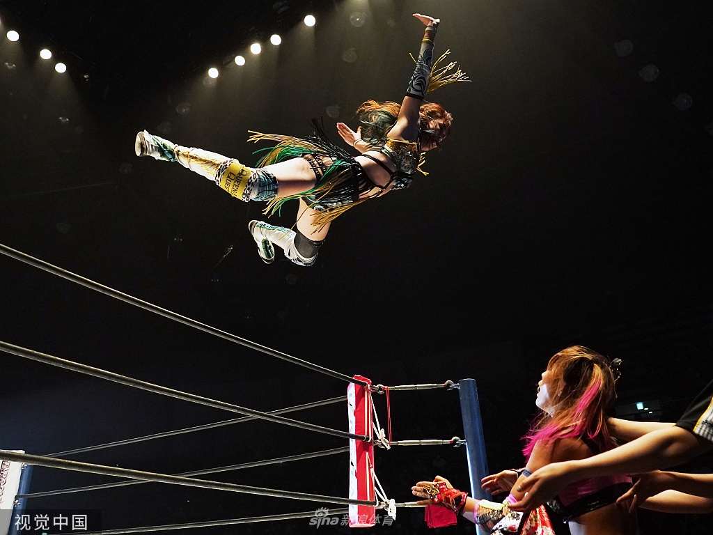 日本举行女子明星摔跤大赛