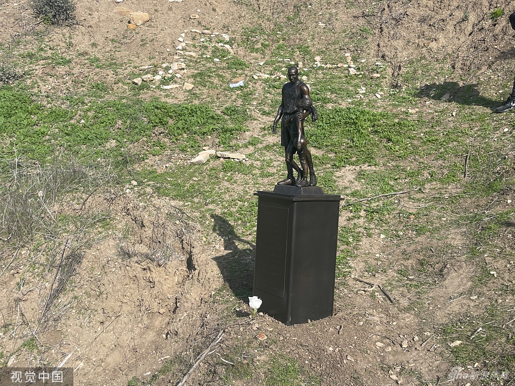 科比遇难地点树立雕像 他已离开2年了