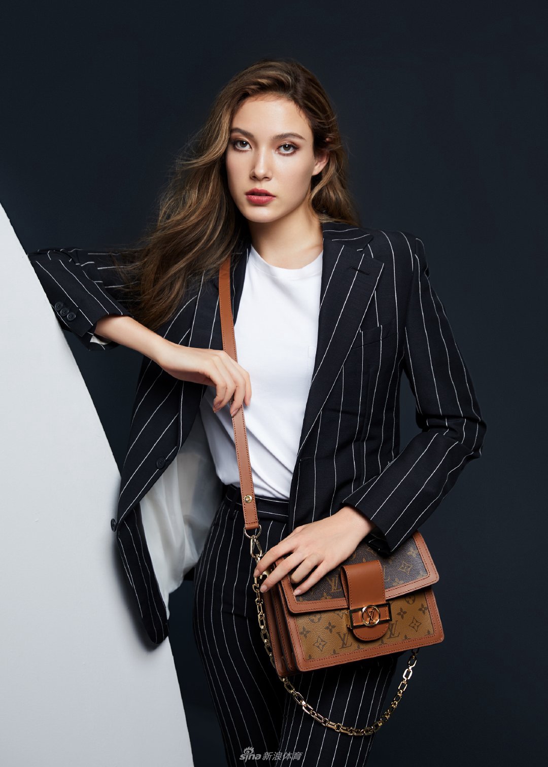 美艳迷人！冰雪美女谷爱凌的时尚穿搭