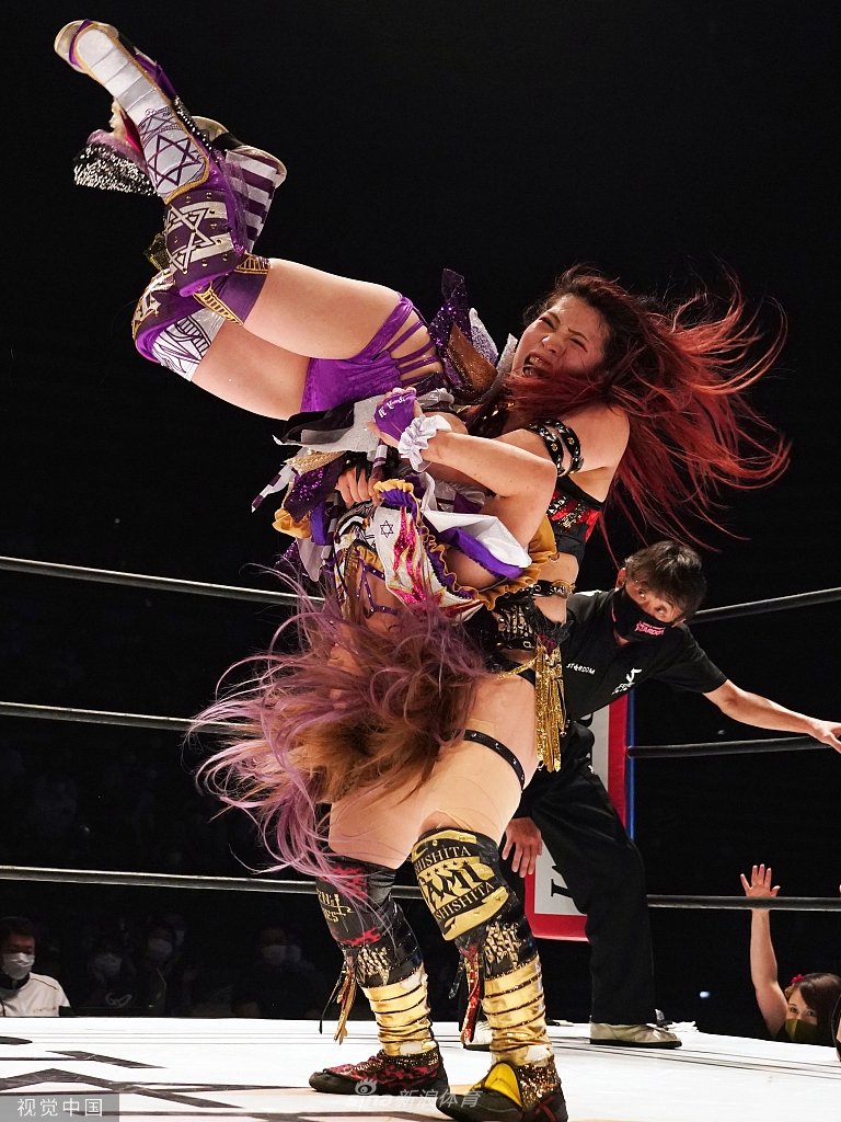 日本举行女子明星摔跤大赛