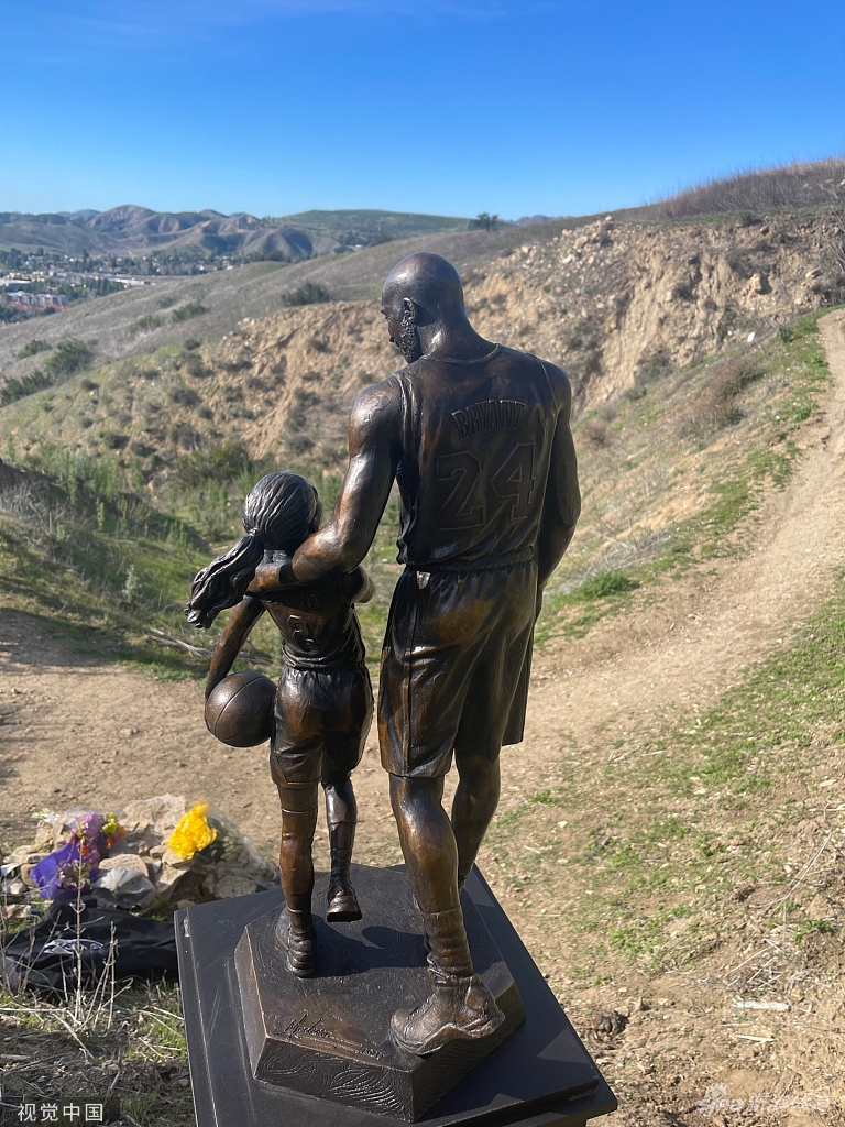 科比遇难地点树立雕像 他已离开2年了