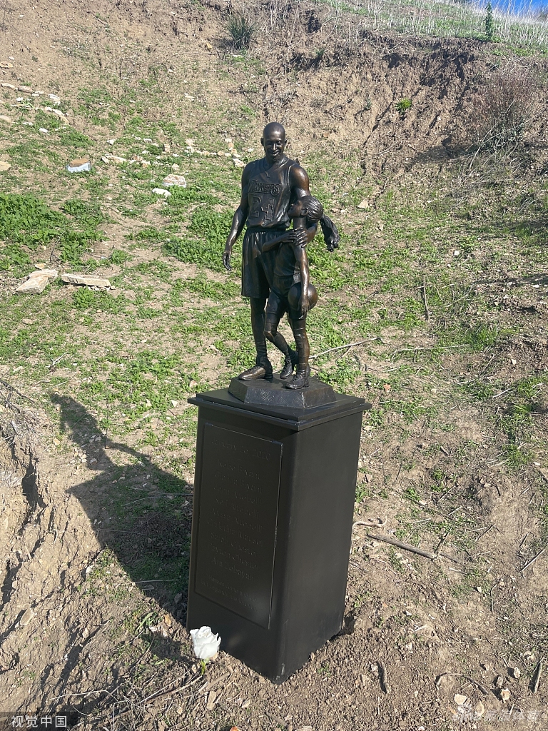 科比遇难地点树立雕像 他已离开2年了