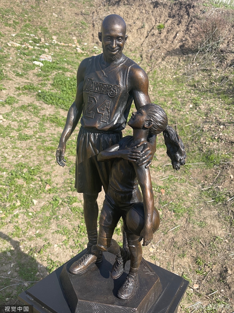 科比遇难地点树立雕像 他已离开2年了