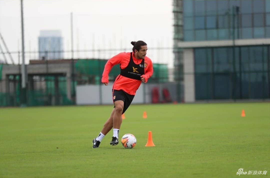 归化球员洛国富晒身穿恒大球衣训练照