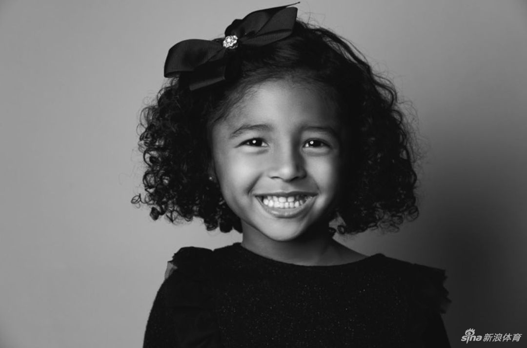 科比遗孀瓦妮莎带仨女儿拍全家福