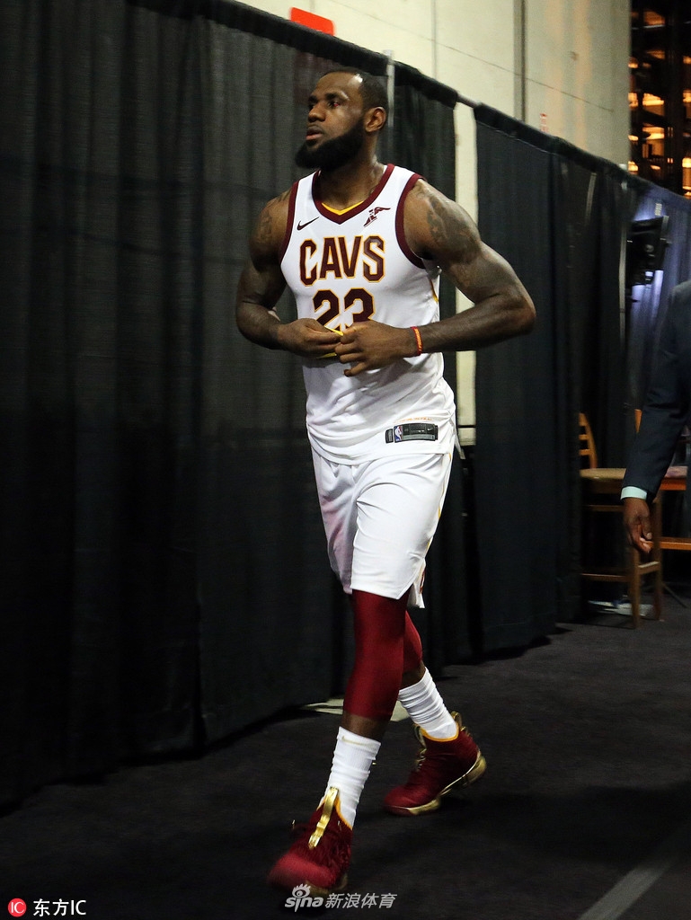 詹姆斯率先退场