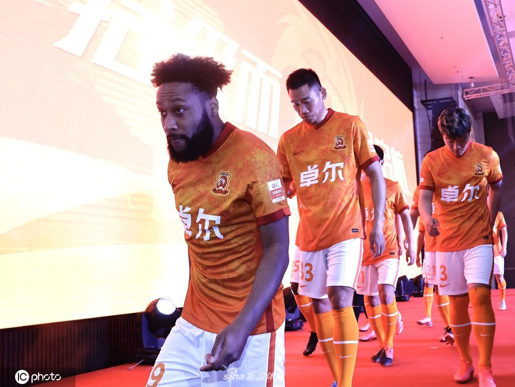 中超武汉队新赛季出征仪式 李霄鹏引领众人
