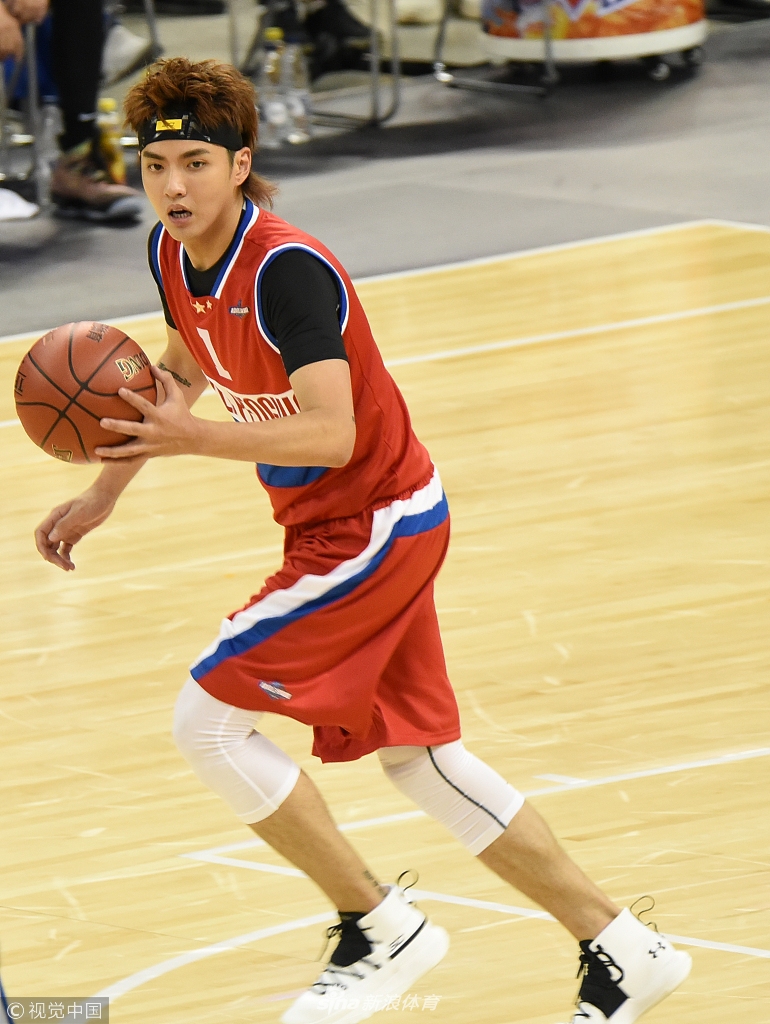 吴亦凡现身篮球明星赛