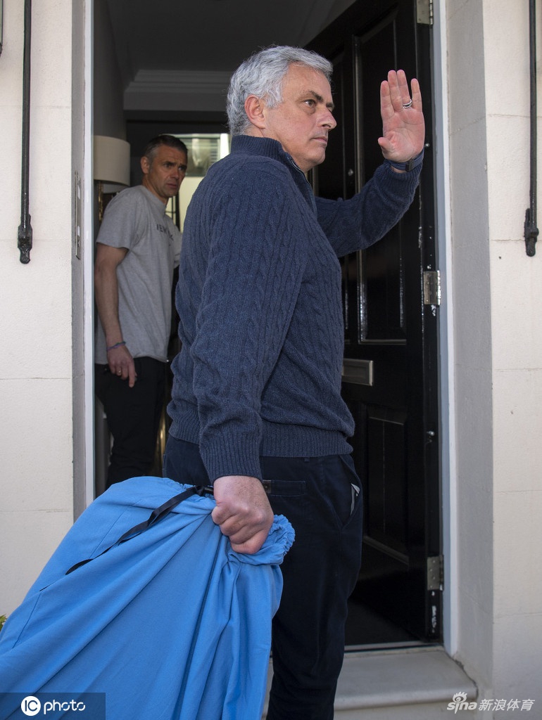 穆里尼奥下课后收拾行囊回家 随身携带生涯辉煌时刻照片