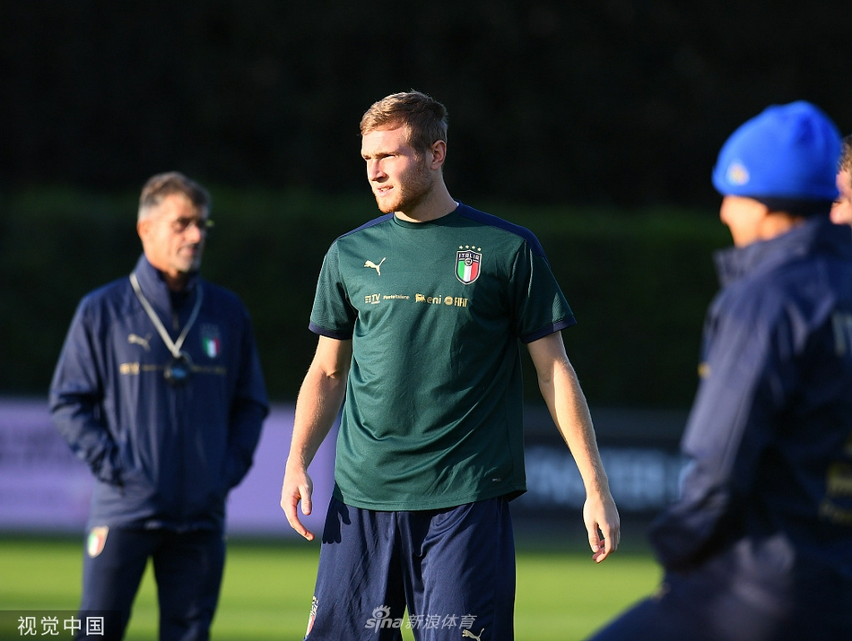 意大利队训练备战 全队拍摄大合影留念