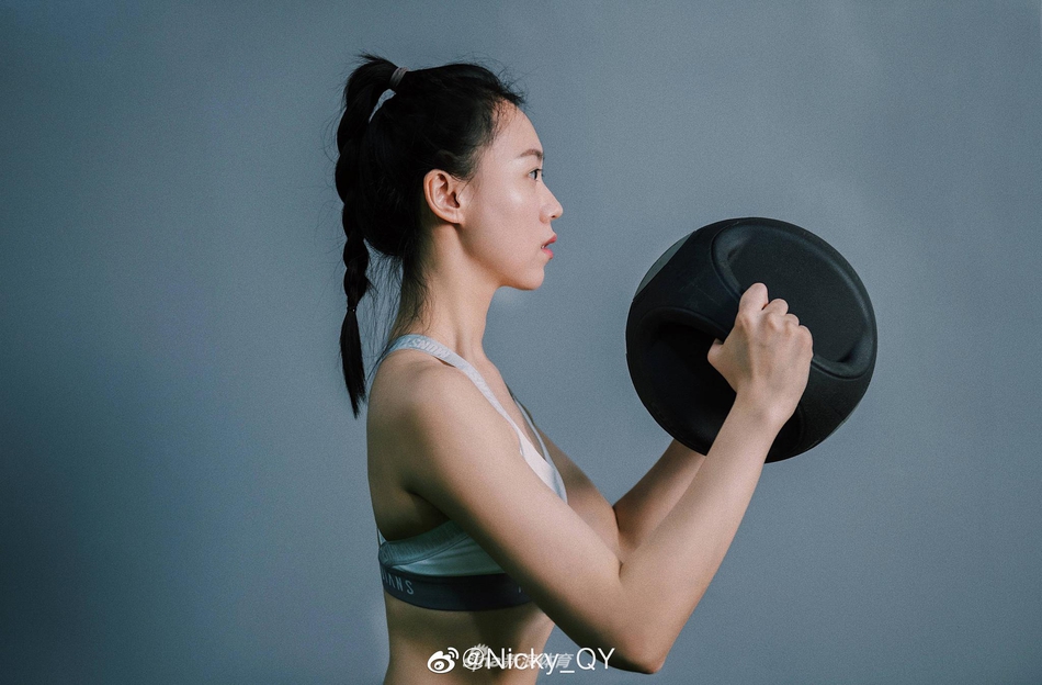 美女运动博主nicky的今日分享:撸铁要坚持!