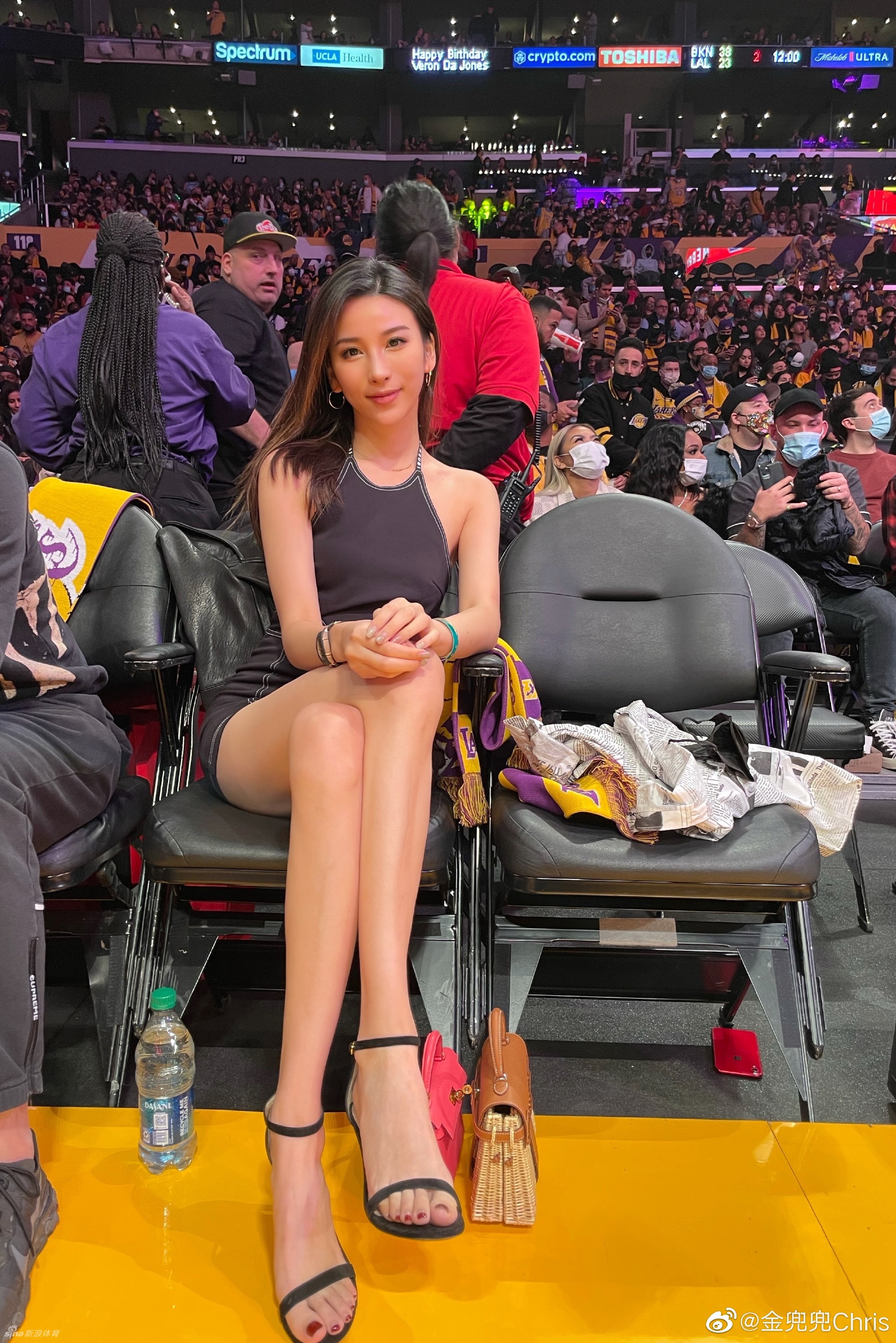火辣华裔女球迷惊艳湖人场边 她在詹皇身边看球