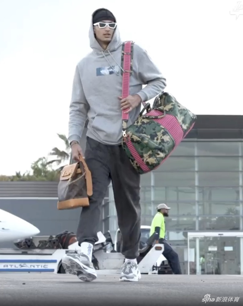 湖人众将开启客场之旅 库兹马戴护目镜还是那么帅