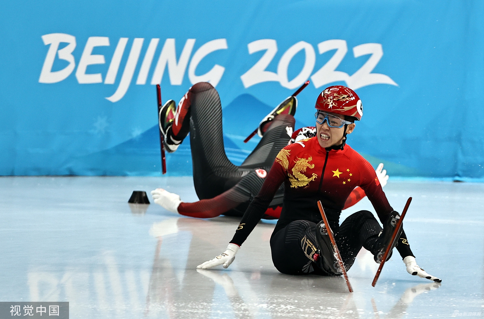 范可欣被撞出赛道