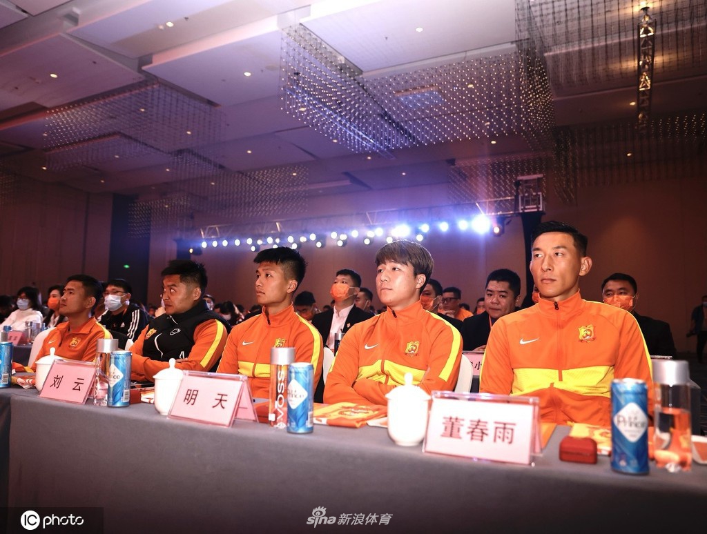 中超武汉队新赛季出征仪式 李霄鹏引领众人