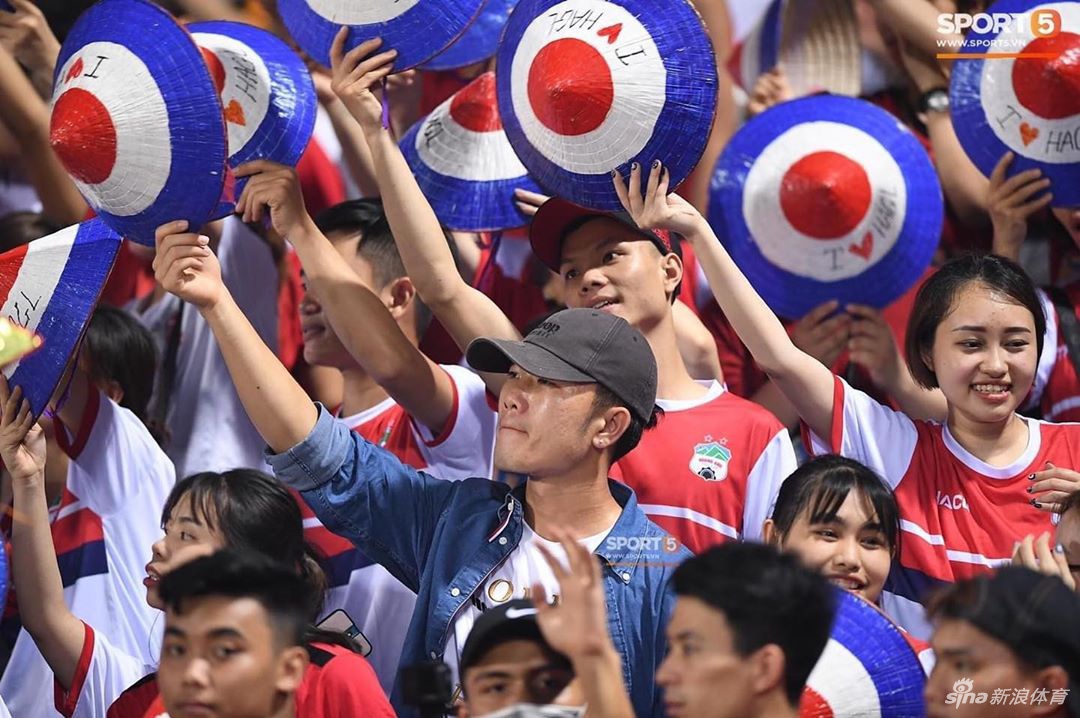 越南足球联赛重启允许球迷回归 戴口罩者寥寥无几