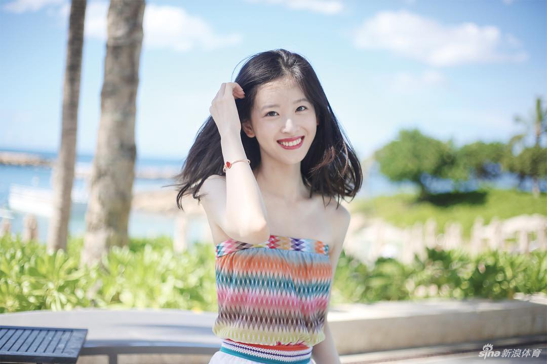 章泽天晒最新健身运动美照 曲线窈窕姿势专业