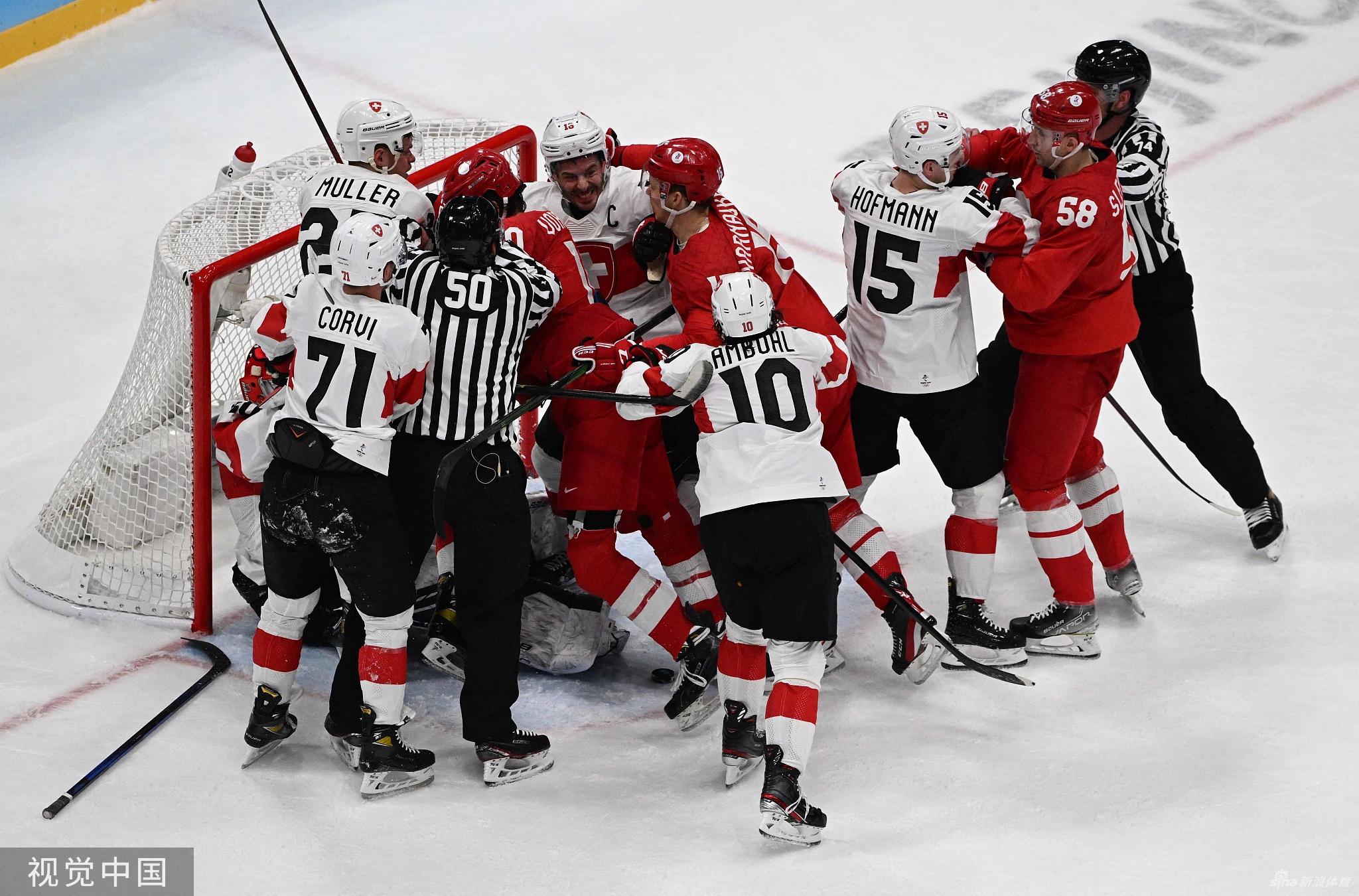 男冰揭幕战俄瑞爆发冲突 多人混战裁判都挨揍