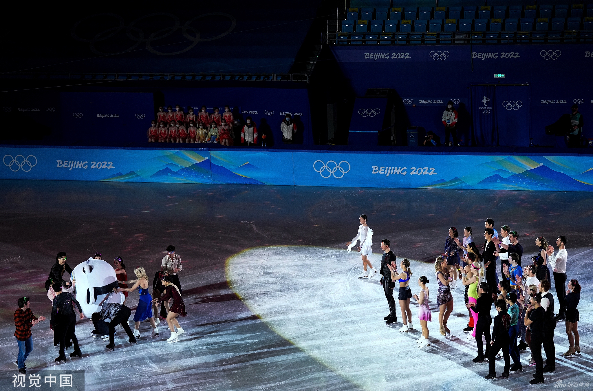 花滑表演赛选手返场 冰墩墩闪亮登场互动