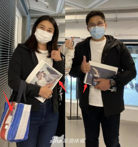 霍启刚郭晶晶挎编织袋出门 穿着朴素超接地气