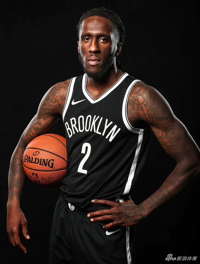 篮网队拍摄新赛季球员写真 杜兰特欧文造型满分