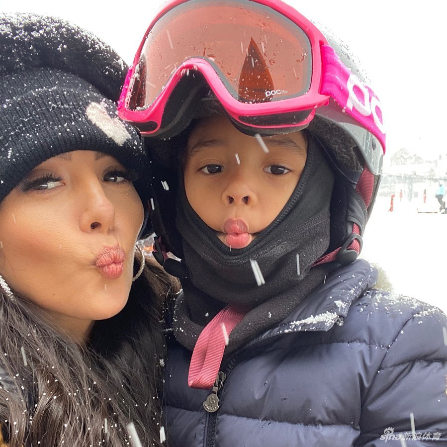 科比遗孀瓦妮莎带仨女儿拍全家福