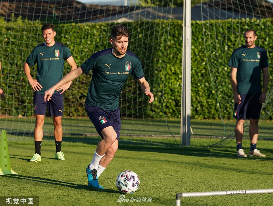 在佛罗伦萨的阳光下，意大利队的训练场上洋溢着欢声笑语，核心球员因西涅与队友们轻松热身，备战即将到来的四分之一决赛恶战。